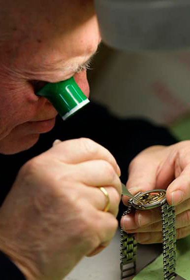 Detailarbeit bei der Reparatur einer Uhr bei Juwelier Rossow in Ansbach
