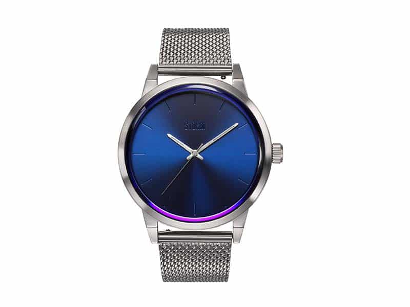 silberne Uhr mit blauem ZIffernblatt