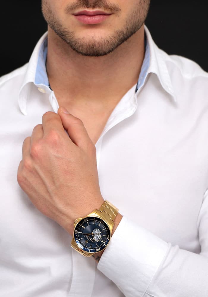 Maserati Uhr an Mann mit weißem Hemd