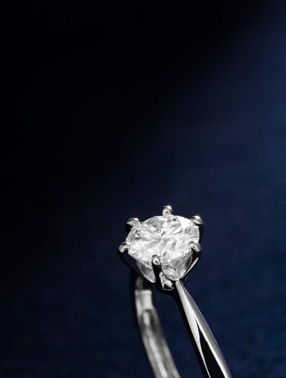 Lab-Grown Diamant Ring vor blauem Hintergrund